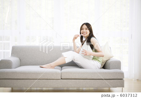 ソファ座って歯磨きしている女性 ソファ座って歯磨きしている女性 6037312
