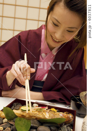 魚を食べている浴衣の女性 魚を食べている浴衣の女性 6037811
