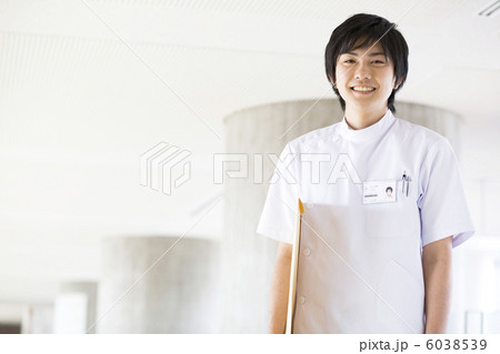 レントゲンの入った袋を持つレントゲン技師 レントゲンの入った袋を持つレントゲン技師 6038539