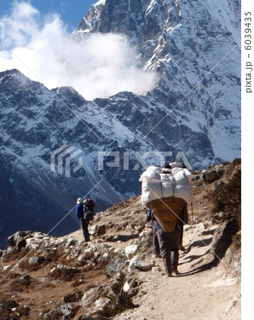 エベレスト街道のポーター 6039435