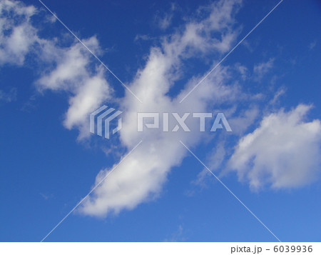 青空に浮かぶ雲 6039936