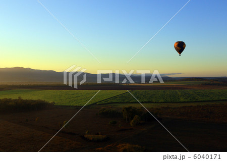 空と大地と熱気球 6040171
