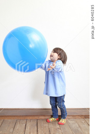 風船で遊ぶ子どもの写真素材