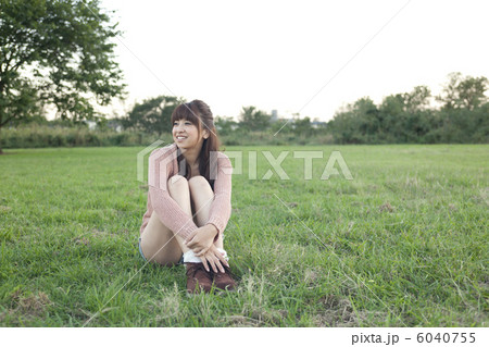 緑の中で座る女の子 6040755