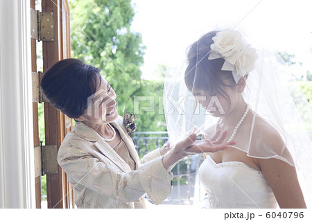 ベールダウンをする花嫁と母 ベールダウンをする花嫁と母 6040796