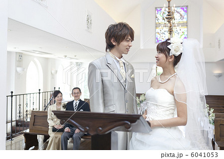 祭壇に立つ花嫁と花婿 6041053