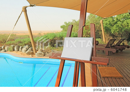 砂漠のホテルで絵を描こう 6041748