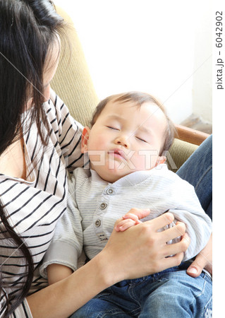 赤ちゃんと母親 寝顔 の写真素材