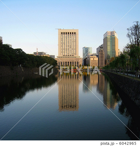「日比谷濠の水鏡」（東京・皇居外苑） 6042965