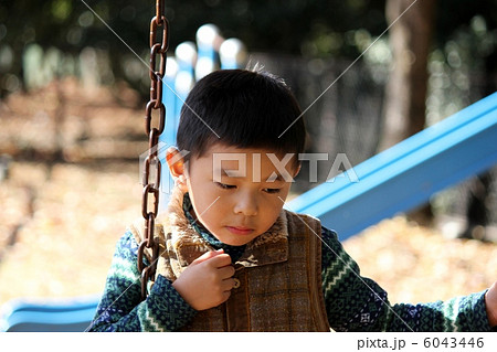 物思いにふける子供 6043446