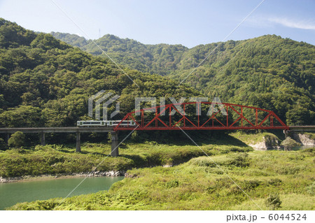 夏の錦秋湖と北上線 6044524
