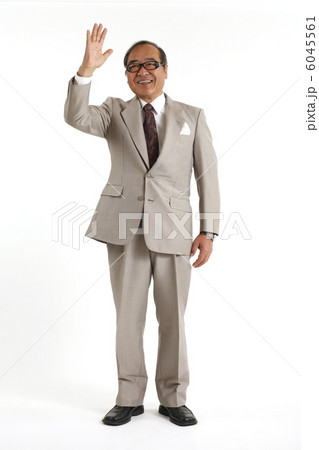 手を上げるシニア男性の写真素材