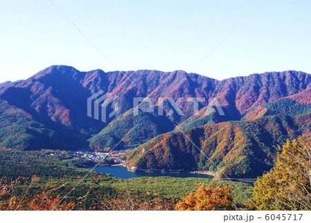 秋の風景・西湖の翡翠のような湖面と山並みの紅葉・空スペース大横位置 6045717
