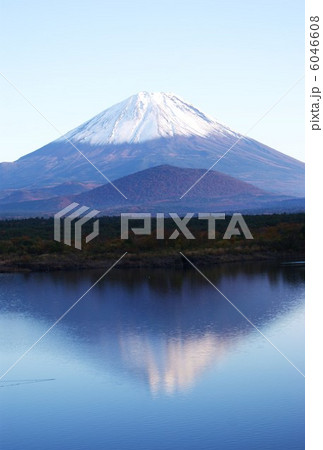 日本の風景・清麗な湖面で姿見をする冠雪富士・縦位置 6046608