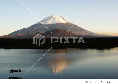 日本の風景・清麗な湖を抱く冠雪富士夕景・横位置 6046611