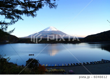 日本の風景・清麗な湖を抱く冠雪富士全景・横位置 日本の風景・清麗な湖を抱く冠雪富士全景・横位置 6046612
