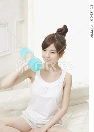 ダンベルを持つ女性 6048415