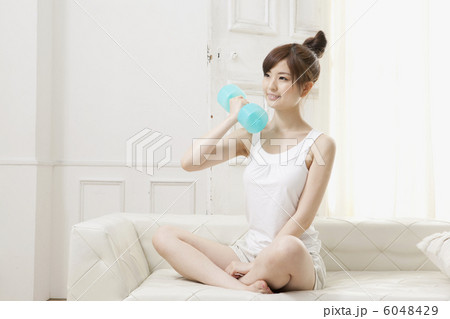 ダンベルを持つ女性 6048429