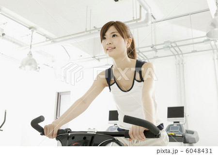 エアロバイクを使う女性 6048431