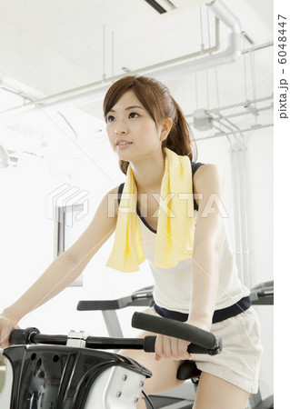 エアロバイクを使う女性 6048447