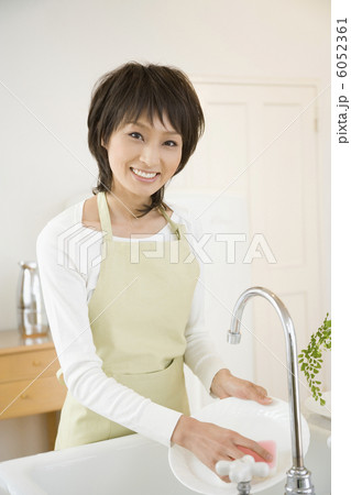 皿を洗う20代主婦 6052361