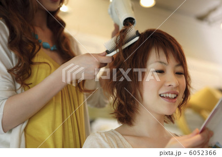 髪をブローされる女性 髪をブローされる女性 6052366