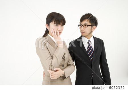 悩む女性 6052372