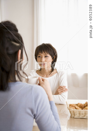 お茶をしながら談笑する20代と30代主婦 6052389