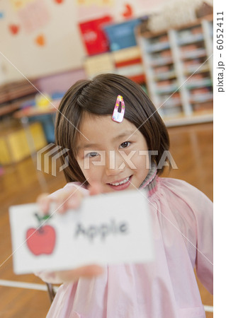 英語カードを持つ女の子 6052411