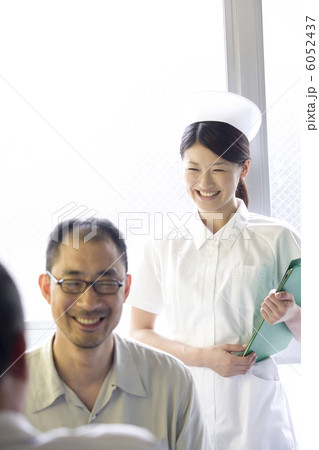 問診を受ける患者と女性看護師 6052437