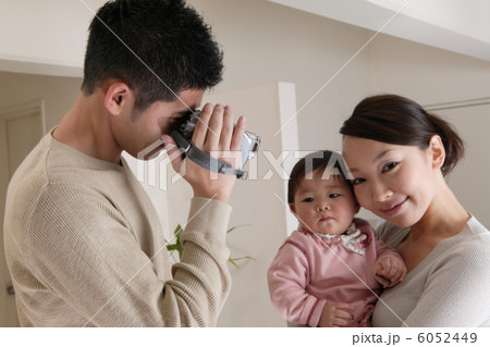 子供のビデオを撮る父親 子供のビデオを撮る父親 6052449