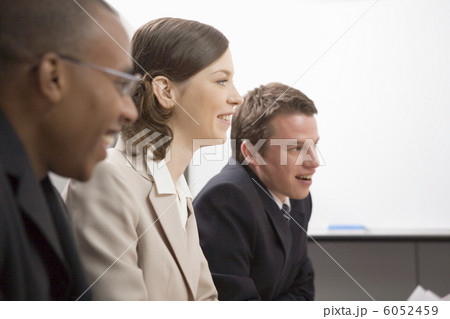 商談をする男女 6052459