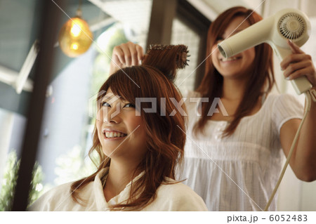 髪をブローされる女性 6052483
