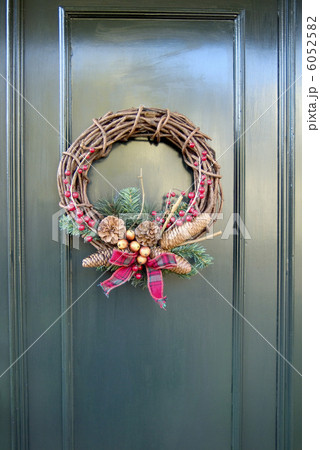 ドアに飾られたリース 6052582