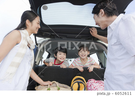 車のトランクを開ける家族4人 車のトランクを開ける家族4人 6052611
