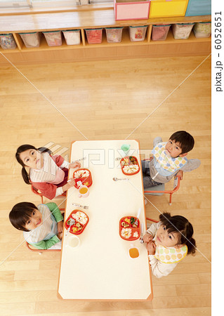 上を見上げる子供４人 6052651