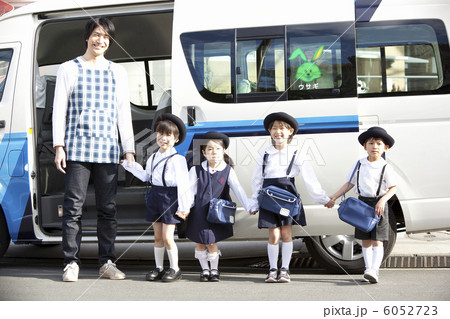 バスの前に並んで立つ幼稚園児と幼稚園教諭 6052723