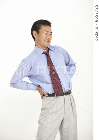 腰痛に悩む中年男性 6052735