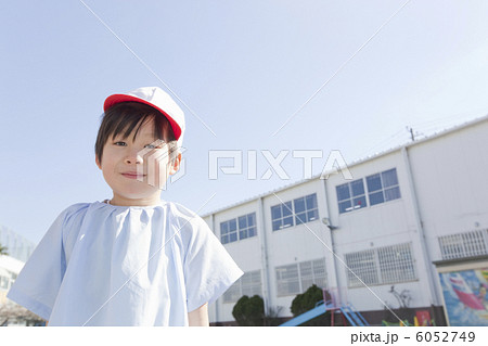 幼稚園の前に立つ男の子 6052749