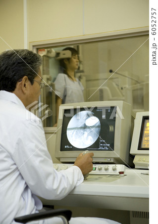 モニタを見る検査技師 6052757