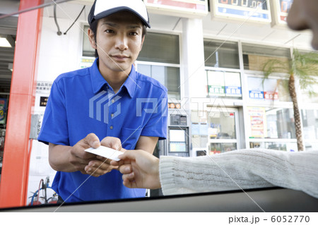 カードを受け取る男性店員 6052770