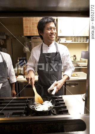 厨房で料理を作る調理師 6052772