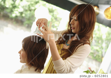 髪をカットする美容師 6052801