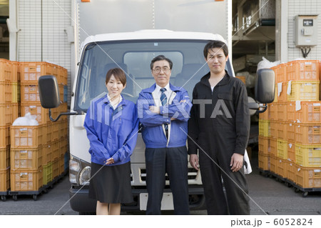 トラックの前に立つ社員 6052824