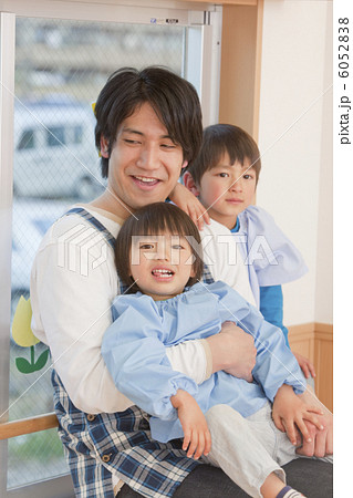 子供を抱く幼稚園教諭 6052838