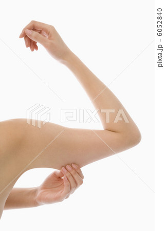二の腕の贅肉を摘む 6052840