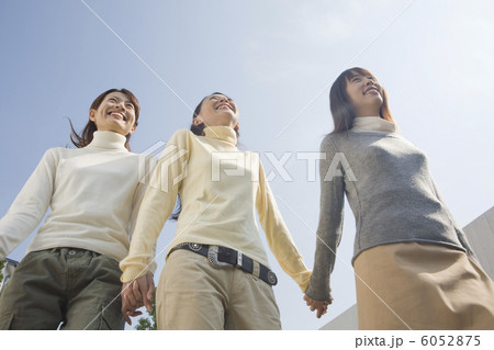 庭を歩く女性３人 6052875