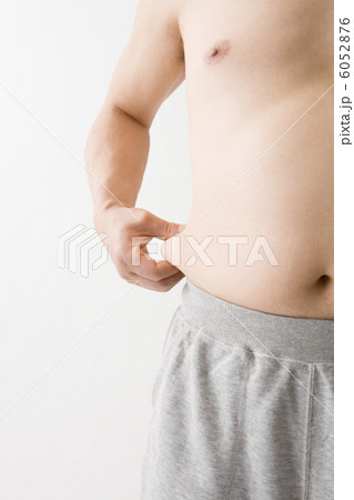 脇腹をつまむ中年男性 脇腹をつまむ中年男性 6052876
