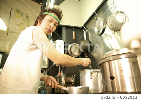 料理を作る店員 6052913