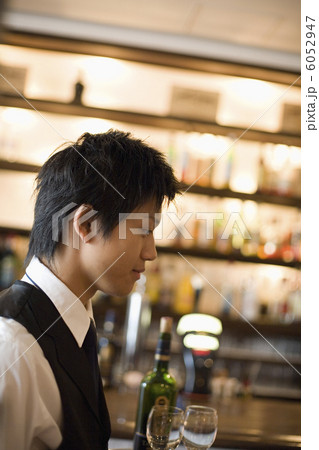 ワインを運ぶウェイター 6052947